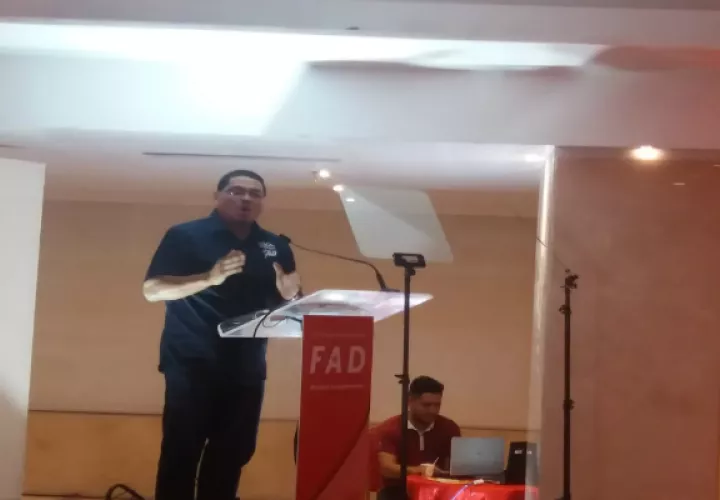 Saúl Mendez dando su discurso después de ser proclamado como ganador. / Foto: Adiel Bonilla/Panamá América