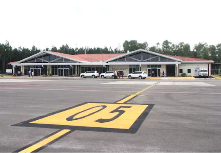 Las oficinas de comercios, mostradores y oficinas de líneas aéreas tendrán que pagar un canon mínimo mensual de $20 por metro cuadrado (m2). 