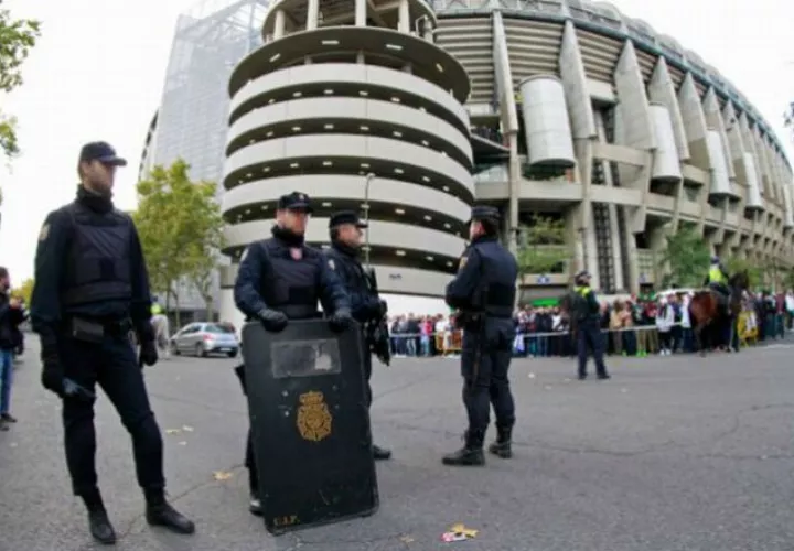 Agentes de seguridad cerca del Estadio Santiago Bernabéu, sede de la final de la Copa Libertadores. Foto EFE