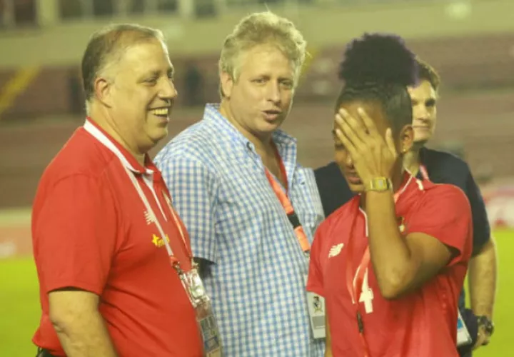 Jugadora panameña desconsolada y los dirigentes de Fepafut atrás. Foto Anayansi Gamez