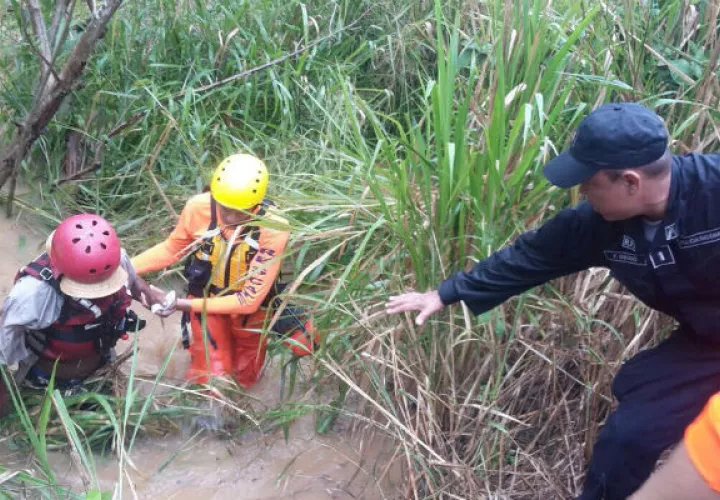 Solicitan ayuda del Sinaproc para que rescate a cuatro adultos ebrios en un río. Foto: Sinaproc.