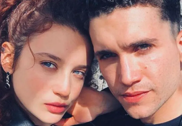 María Pedraza y Jaime Lorente, ahora resulta que  son novios. /Foto: Hola.com