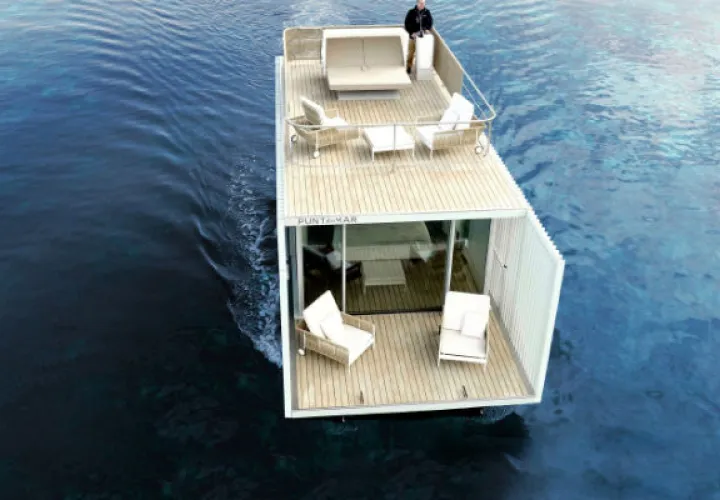 La primera planta tiene un camarote con baño y una terraza privada contigua al espacio interior.