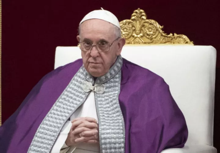  El papa Francisco oficiando una misa penitente en la Basílica de San Pedro en El Vaticano. Foto: EFE. 