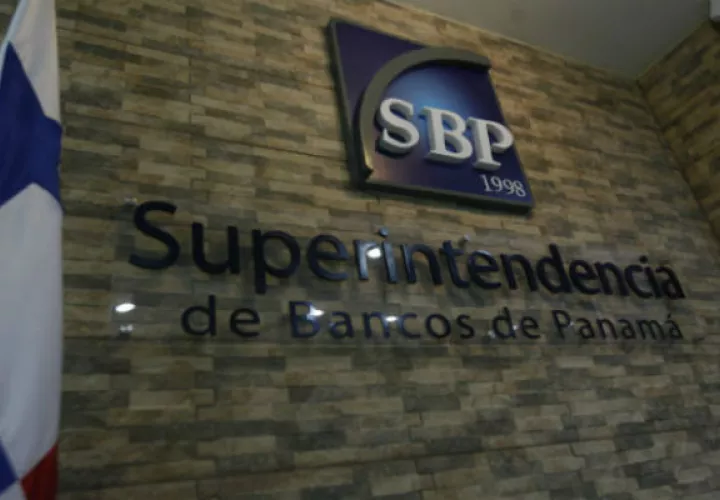 Entre las atribuciones de este órgano está fijar, en el ámbito administrativo, la interpretación y alcance de las disposiciones legales o reglamentarias en materia bancaria.