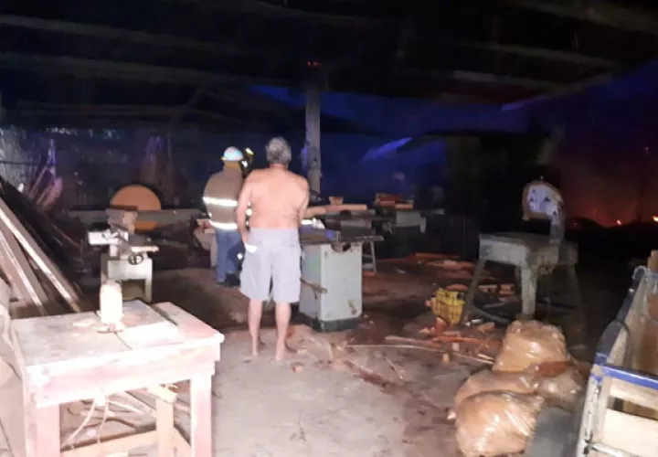  La madera ubicada en el lugar, así como muebles,  y unas 10 máquinas de uso del taller, fueron consumidas rápidamente por las llamas a pesar de los esfuerzos de los bomberos. Foto/Thays Domínguez
