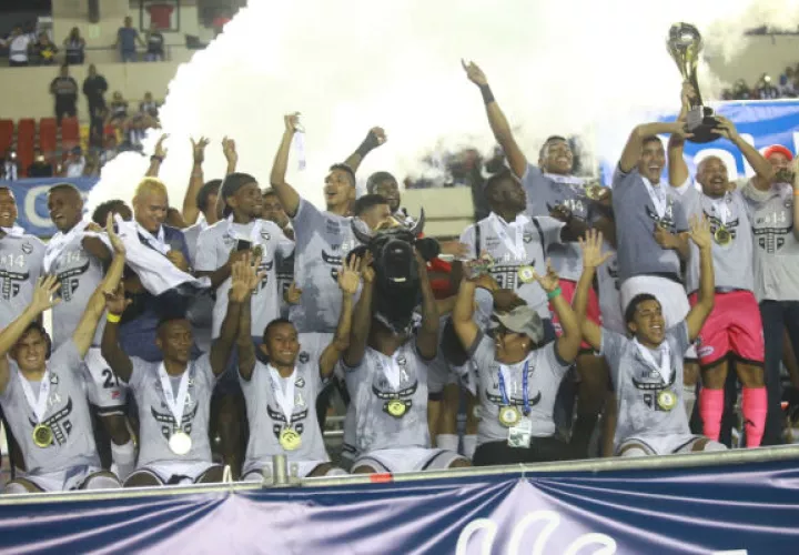 Tauro festeja el título. Foto: Anayansi Gamez