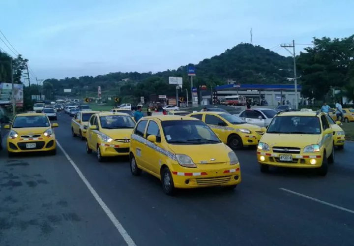 Los taxistas regulares y los de turismo se han visto afectados. Foto de archivo
