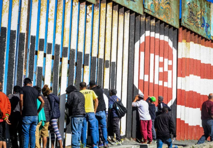 Migrantes ya se congregan en la valla fronteriza Tijuana-EE.UU. Foto: EFE.