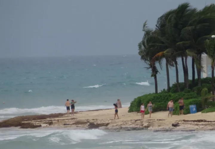 Y aunque no hay advertencias ni avisos a territorios poblados, el NHC indica que la península de Yucatán, el oeste de Cuba y la costa norte del Golfo de México deben monitorear el progreso de este sistema.