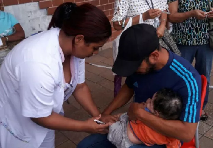 La vacuna es la mejor forma de prevención contra la enfermedad que llega a provocar la muerte en niños menoes de 5 años. Foto: Panamá América