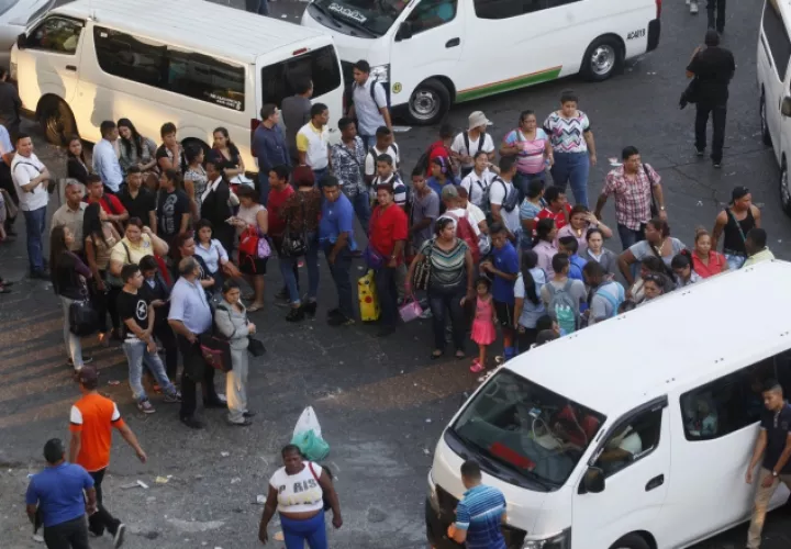 Para los usuarios, el mal servicio de los "piratas" es necesario para cumplir con sus horarios laborales.