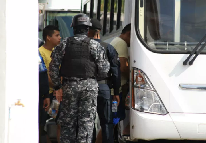 Fuerzas especiales y antimotines de la Policía Nacional apoyaron el traslado de los reclusos. Foto: Eric A. Montenegro.