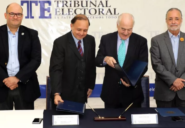 Los magistrados del Tribunal Electoral junto a un representante de la OEA. Foto: Cortesía