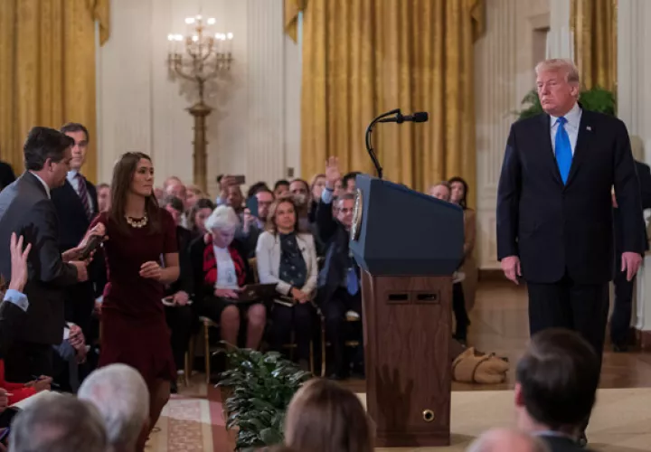 El presidente Donald Trump, se retiró enojado de la conferencia de prensa. FOTO/EFE