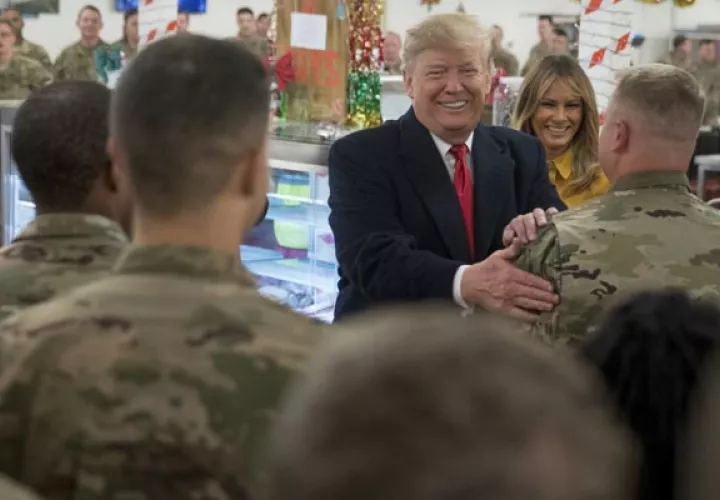 Donald Trump y su esposa la primera dama Melania Trump, junto a los saldados acantonados en Irak. FOTO/AP