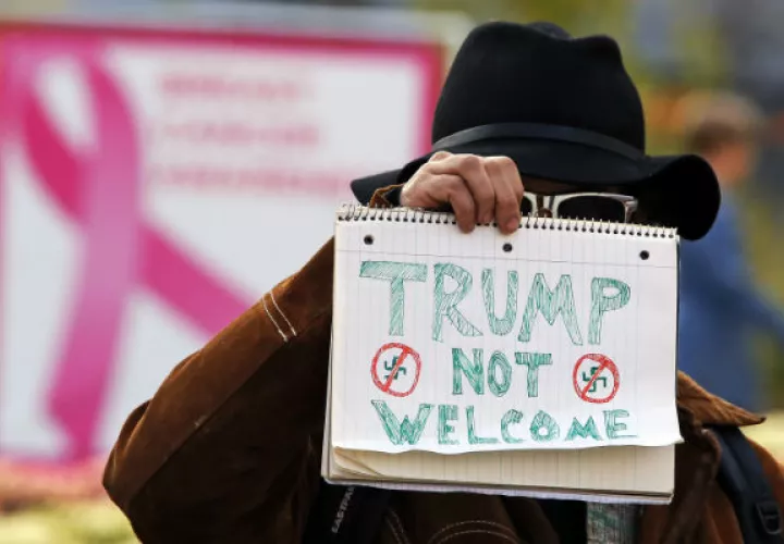 Un presbiteriano protesta por la visita de Trump a Pittsburgh. Foto: AP.