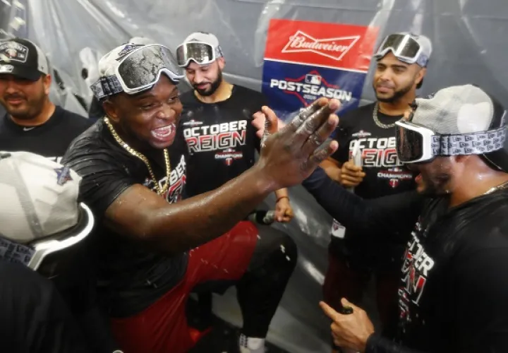 Miguel Sano celebra con su equipo el título divisional. Foto:AP