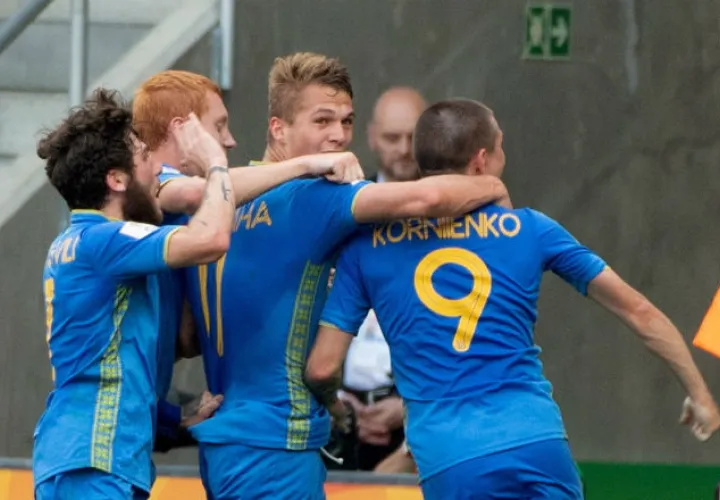 Buletsa celebra con sus compañeros uno de sus goles. Foto AP