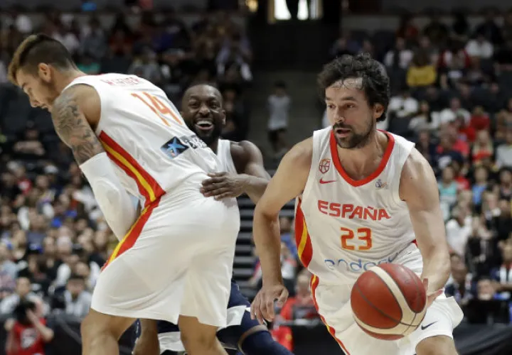 Sergio Llull conduce el balón ante la pantalla de Willy Hernangomez sobre Kemba Walker. Foto AP