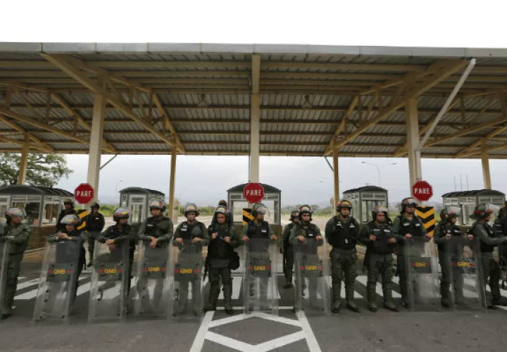 Guardias Bolivarianos apostados en paso fronterizo de Cúcuta. Foto: AP.