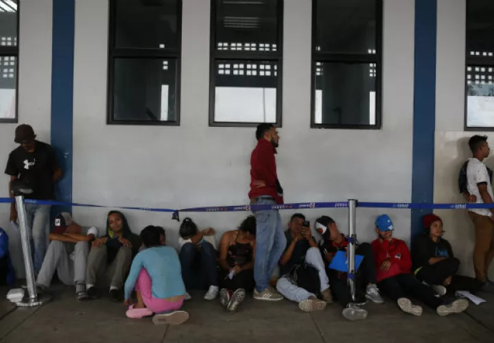 En una carta conocida el 16 de julio, Ken Cucinelli, director en funciones de USCIS, sin decirle que no, expuso a Durbin las razones de que otorgar un TPS sea tan complejo y terminó señalando que "puede haber" otras opciones de alivio migratorio para los venezolanos.
