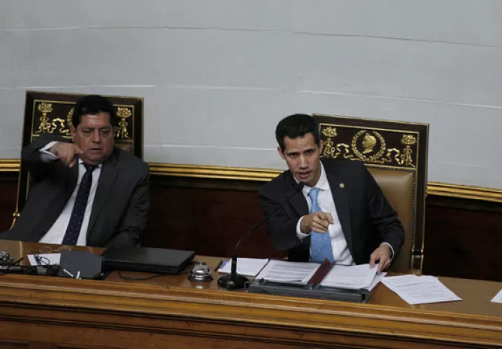 Líderes opositores sostienen una sesión para debatir las acciones contra el presidente venezolano Nicolás Maduro, en Caracas, FOTO/AP