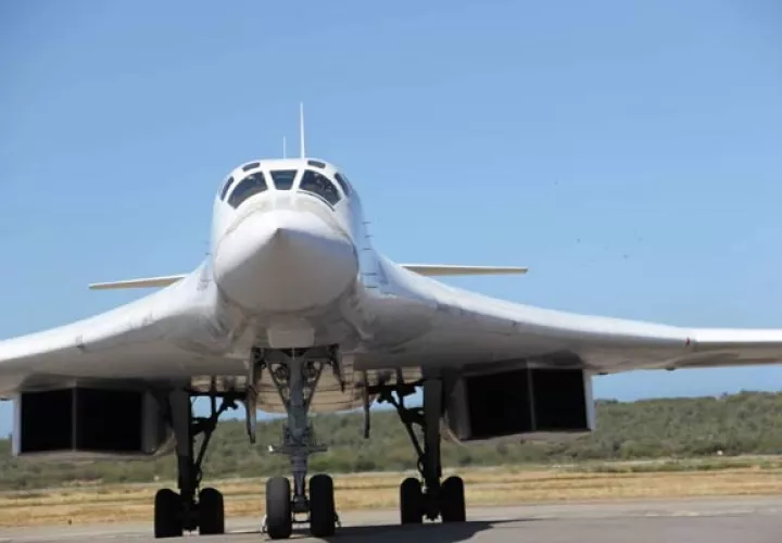 El Ministerio de Defensa de Venezuela, muestra uno de los dos bombarderos rusos Tu-160, capaces de transportar armas nucleares, que llegaron este 10 de diciembre del 2018 a Maiquetía. FOTO/EFE