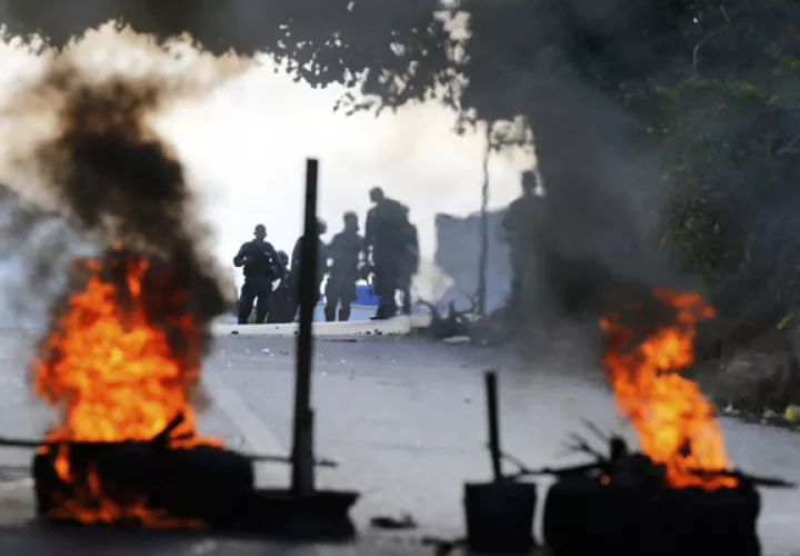 En las últimas horas se han registrado protestas violentas en diversos sectores, contra Nicolás Maduro. FOTO/AP