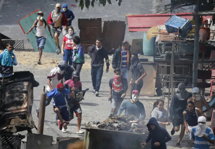 Se estima que más de 20 personas han perdido la vida en las protestas antigubernamentales de las últimas horas. FOTO/AP