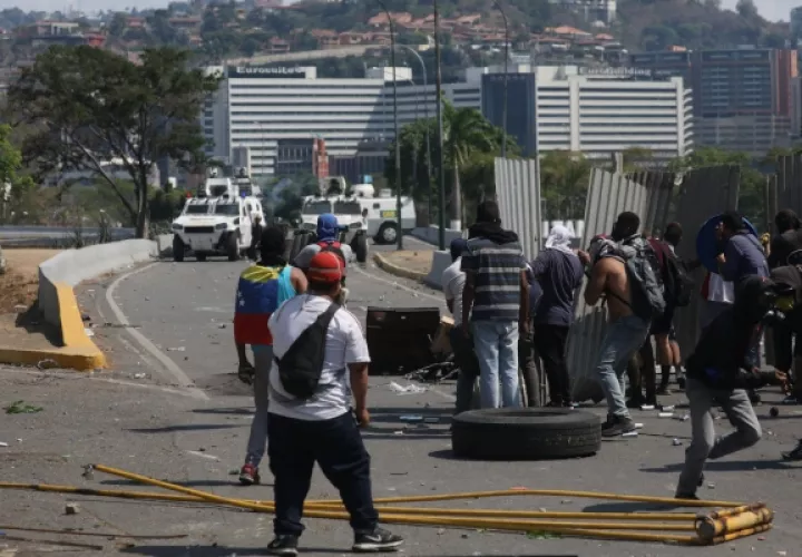 Tanquetas de la Guardia Nacional Bolivariana impiden el paso de simpatizantes del presidente de la Asamblea Nacional, Juan Guaidó, que participan en una manifestación en apoyo a su levantamiento contra el gobierno de Nicolás Maduro. FOTO/EFE