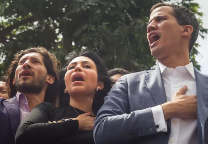 Juan Guaidó (d), en una concentración de opositores al Gobierno. Foto: EFE. 