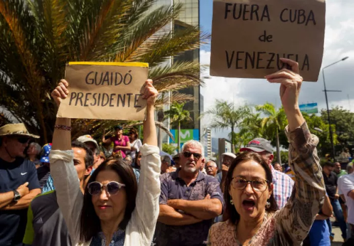 Opositores denuncian la "ilegitimidad" del gobierno de Maduro. Foto. EFE.