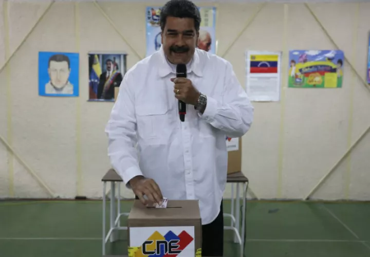 El Grupo de Lima, integrado por una docena de naciones que consideran rota la democracia en Venezuela y que EE.UU. apoya desde fuera, se reunió en Bogotá el pasado 31 de octubre para analizar posibles opciones a partir del 10 de enero, pero no anunció ninguna decisión sobre la renovación del mandato de Maduro.