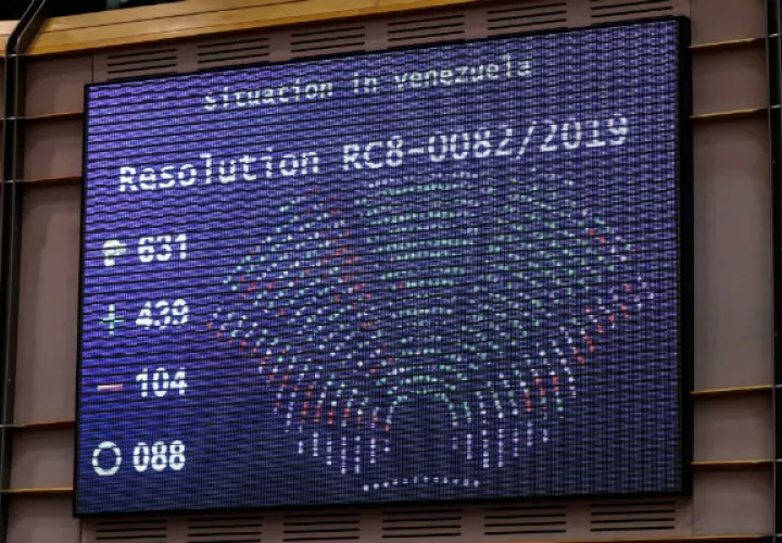 El texto insta igualmente a la jefa de la diplomacia europea, Federica Mogherini, y a los Estados miembros de la UE a reconocer a Guaidó "hasta que se puedan convocar nuevas elecciones presidenciales libres, transparentes y creíbles para restaurar la democracia".