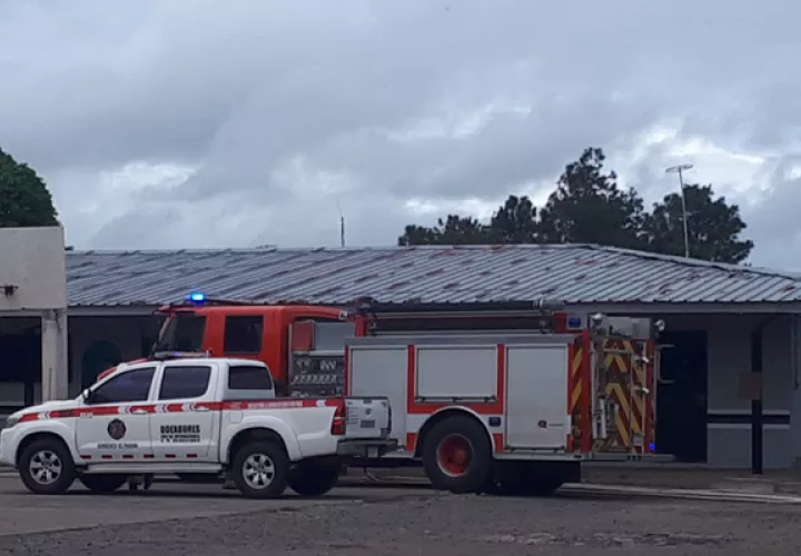 El Cuerpo de Bomberos, llegó a la cárcel para apagar los colchones, pero los reos había controlado la situación. Foto/Melquiades Vásquez