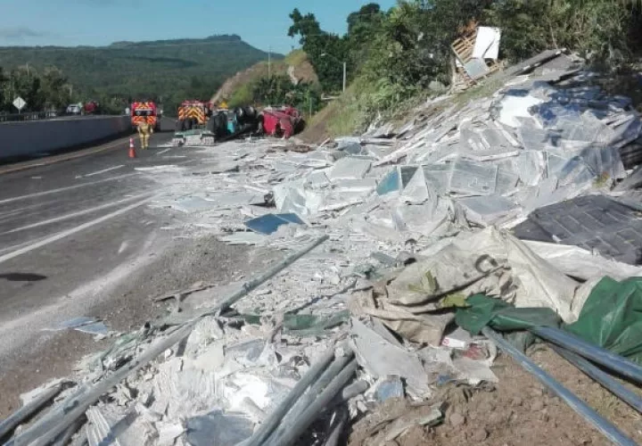 El articulado se salió de la carretera en Veraguas y pasó por encima de la familia que caminaban por la orilla. Foto: Víctor Eliseo Rodríguez.  