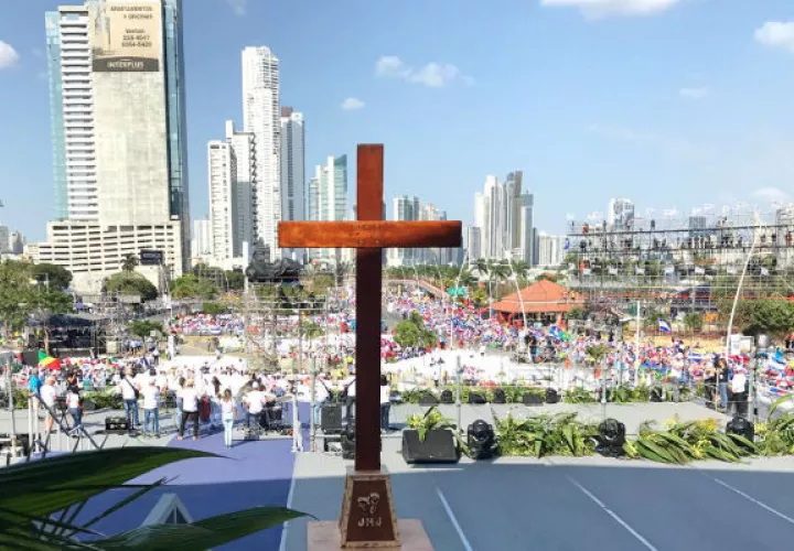 Papa Francisco: "Esta sociedad consume y se consume", mensaje en el Viacrucis de la Cinta Costera. Foto: JMJ
