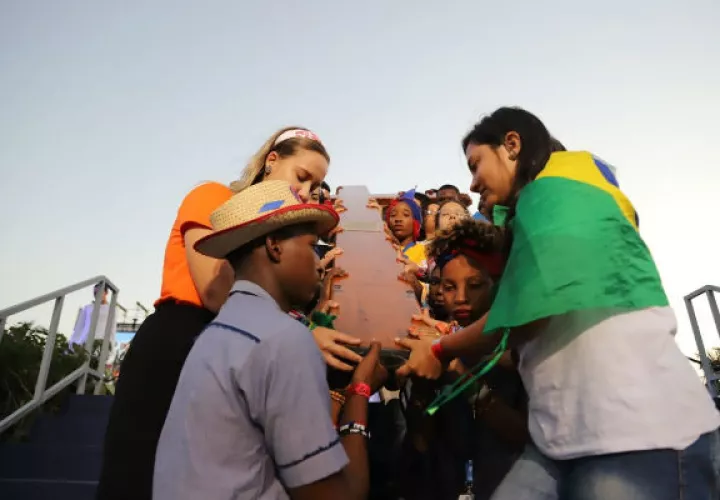 La cruz fue cargada por jóvenes de distintos países.