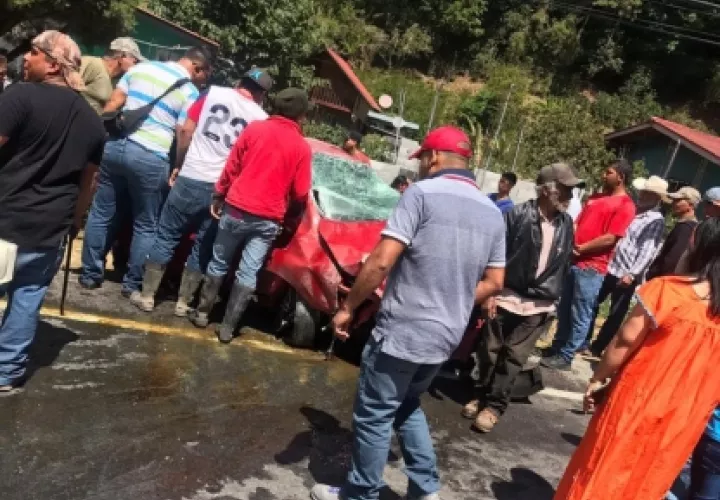 Las mujeres heridas recibieron el apoyo de los conductores y moradores del área y luego de los bomberos. Foto/Mayra Madrid