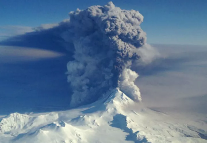 La erupción produjo una columna de ceniza de 20.000 píes. Foto: EFE