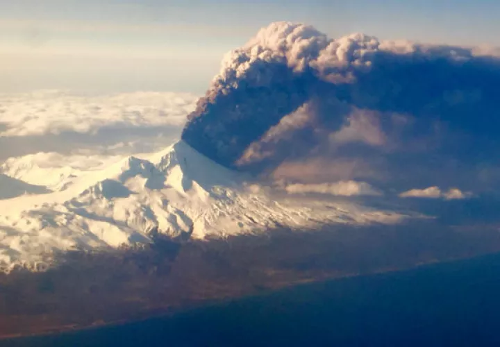 VGolcán Pavlof en erupción en las islas Aleutianas, Alaska, Estados Unidos. Foto/AP