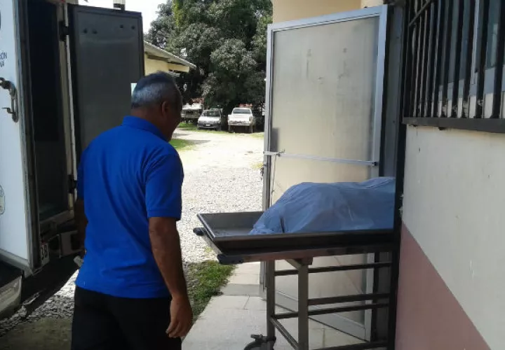 El cuerpo del hoy occiso fue traslado a la morgue judicial en David. Foto: Mayra Madrid. 