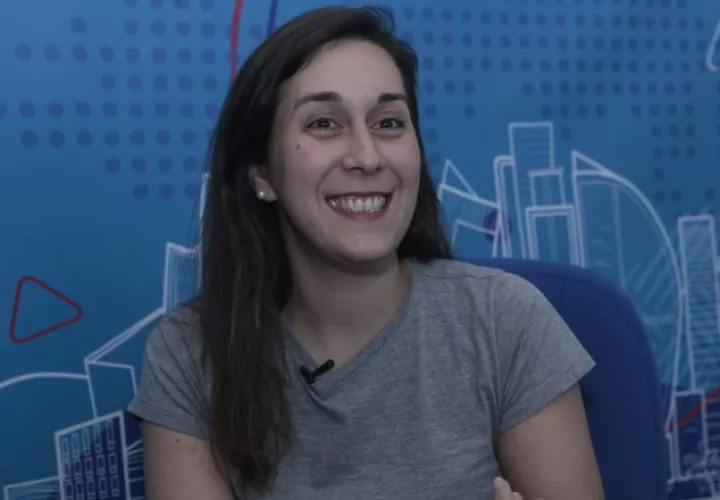 Jóvenes voluntarios de Brasil, Portugal y Venezuela colaboran en la traducción y diseño gráfico. /Foto Víctor Arosemena