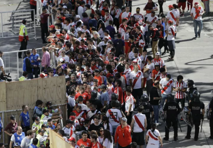 En los predios al estadio de River se registraron hechos violentos que evitaron la celebración del partido  entre River Plate y Boca Juniors. Foto AP
