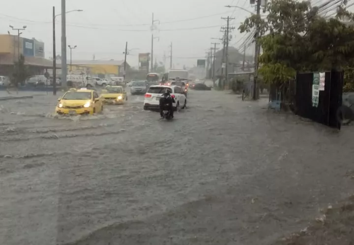 Producto de las lluvias, diferentes vías de la ciudad capital resultaron inundadas y algunas quebradas se salieron de su cauce.