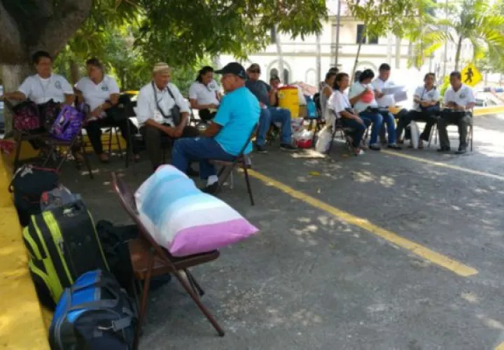 Familiares siguen la audiencia desde  fuera de la Corte. Foto @YanelisDD.