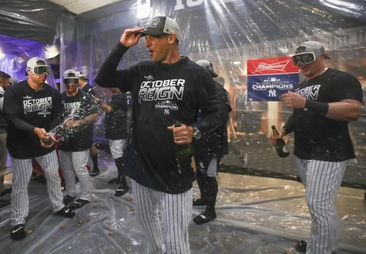 Aaron Boone celebra con los otros jugadores de los Yanquis. Foto:AP