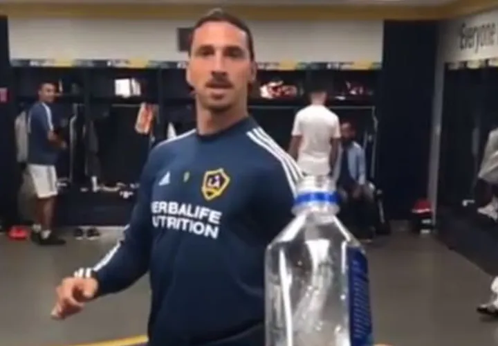 zlatan-reto_botella.jpg