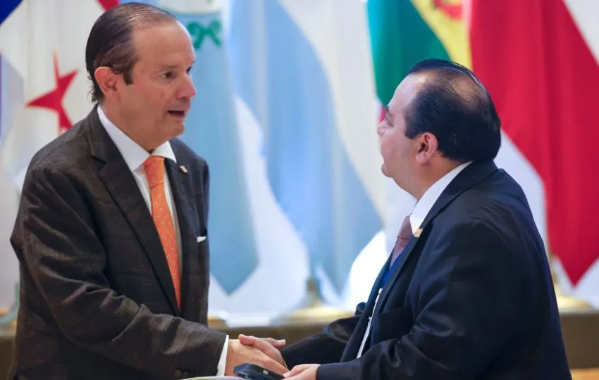 El canciller de Panamá, Javier Eduardo Martínez Acha (i), saluda al presidente de la Comisión Interamericana de Derechos Humanos (CIDH), Edgar Stuardo Ralón Orellana. Foto: EFE